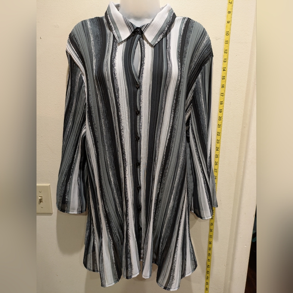Avenue Black and White Striped Button-Down Shirt Size 30/32